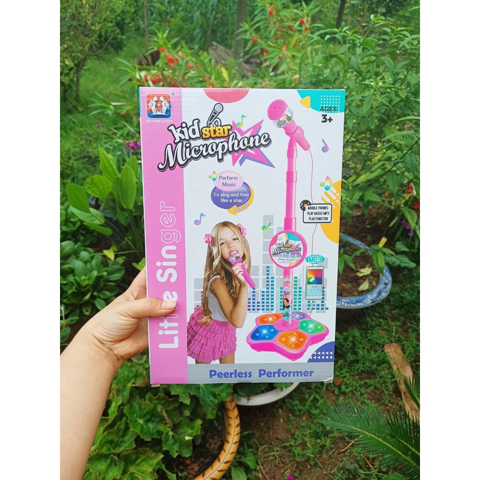 - Bộ đồ chơi Micro hát karaoke cho bé tích hợp phát loa, có đèn, kết nối được với điện thoại và dùng pin