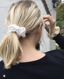 Cột tóc scrunchies satin bóng hot trend