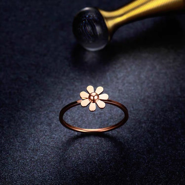 Nhẫn thép titan mạ vàng hồng 18K chống nước chống mồ hôi không gỉ không dị ứng họa tiết hoa cúc nhỏ phong cách Nhật Hàn