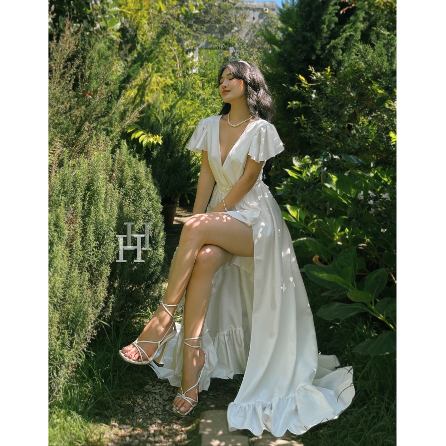 Đầm maxi trắng xẻ đùi cổ chử V hở lưng lai bèo HDC49 Hỉn Hỉn Store