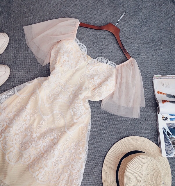 Có clip -Gv đầm xoè ren Nude vàng tay lưới