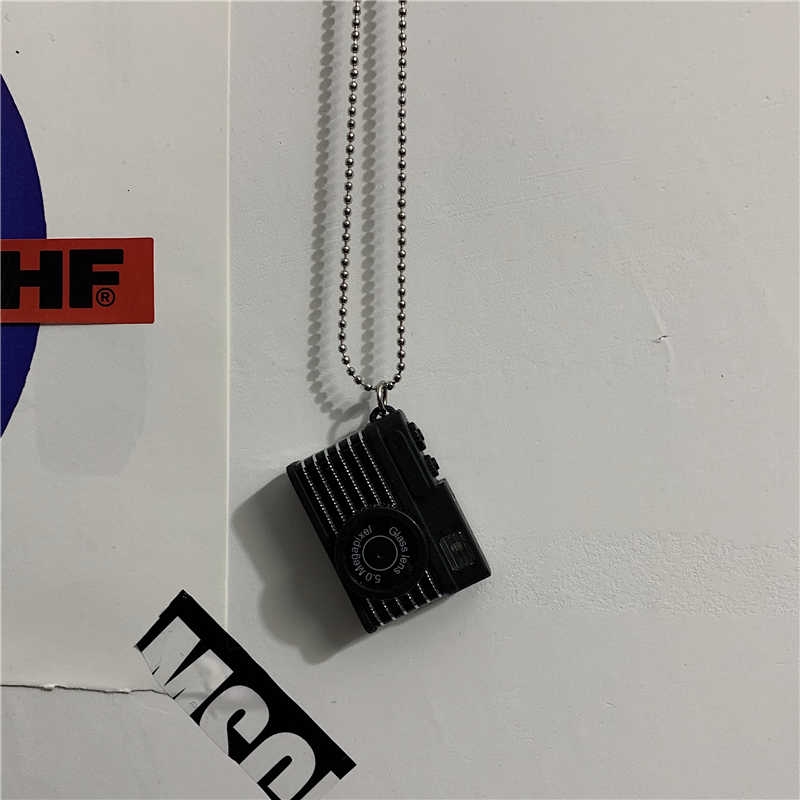 Dây chuyền hình máy ảnh đường phố với đèn flash dành cho cặp đôi