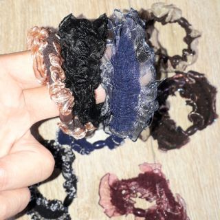 Một chiếc cột tóc bằng vải nhiều màu rất đẹp