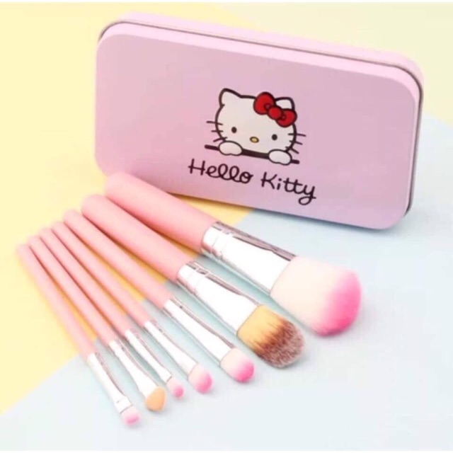 Bộ cọ trang điểm Hello Kitty 7 món với thiết kế nhỏ gon dễ dàng bỏ túi mang theo đi học, đi làm