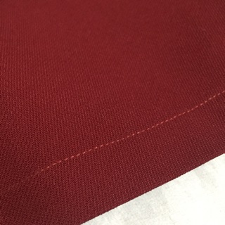Chân váy đỏ đô ngắn