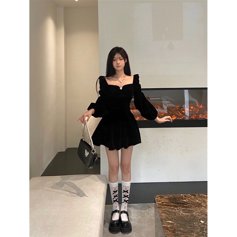 Váy nhung tay phồng màu đen dành cho phụ nữ 2022