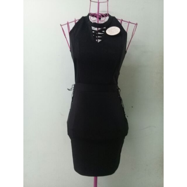 Đầm body cổ yếm