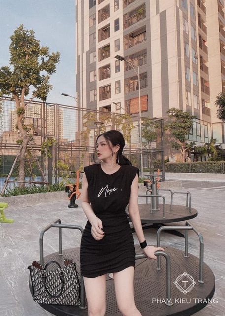 VÁY LEN HỞ LƯNG NHÚM EO MÔNG SIÊU SANG | BigBuy360 - bigbuy360.vn