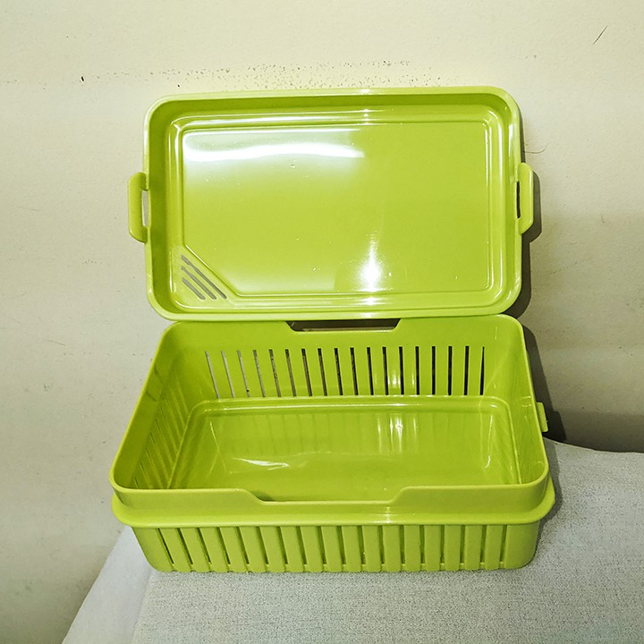 Hộp nhựa có khe thoáng khí, nắp khóa cài, dùng đựng hành tỏi ớt. Sx tại Thái Lan. 18,5x11x7cm. TL5138