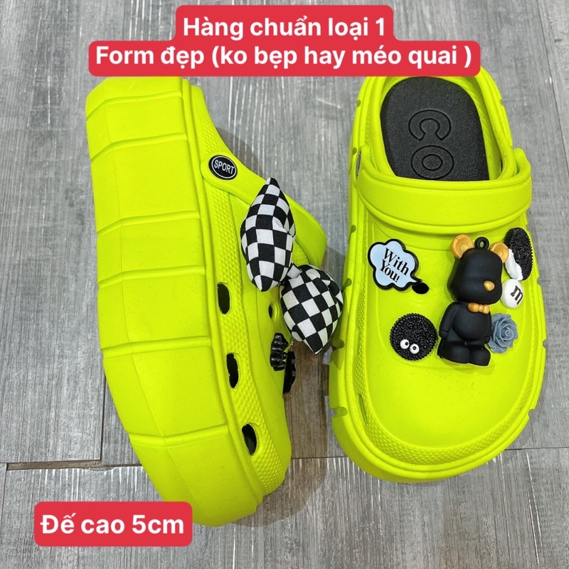 Dép Crocs đế cao 5cm kèm hình gắn bearbrick dễ thương