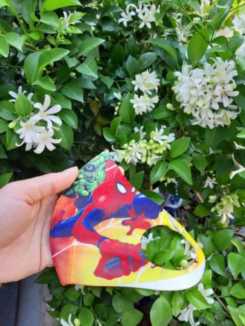 Nón bảo hiểm tặng khẩu trang cho bé