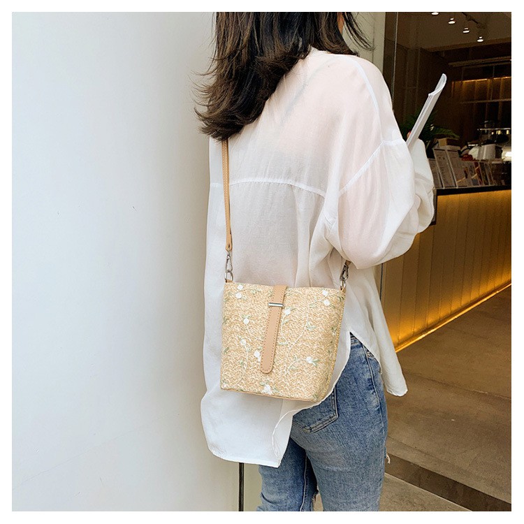 TÚI ĐEO CHÉO CỐI CỰC XINH  XỊN XÒ KÈM REN THÊU HOA LÁ ĐANG LÀM MƯA LÀM GIÓ