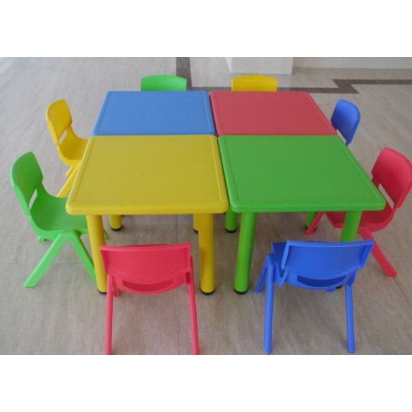 Bàn hình vuông nhập khẩu được làm bằng nhựa cao cấp | BigBuy360 - bigbuy360.vn