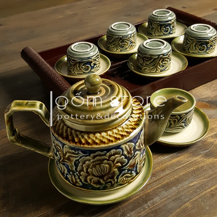 Ấm chén Bát Tràng khắc tay hoa dây nổi dáng vuông