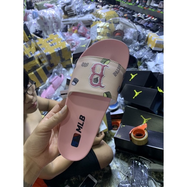 Dép 𝐌𝐋𝐁 UNISEX  màu Hồng Botos chữ thêu nổi ❤️ Có video + Ảnh thật 100% + Tặng hộp ❤️ mẫu dép thể thao, thiết kế cá tính