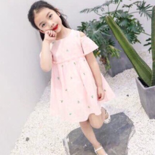 Váy hồng rớt vai