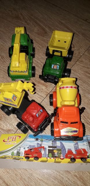 Set 4 chiếc xe mô hình xe công trình bằng nhựa chạy chớn do Việt Nam sản xuất