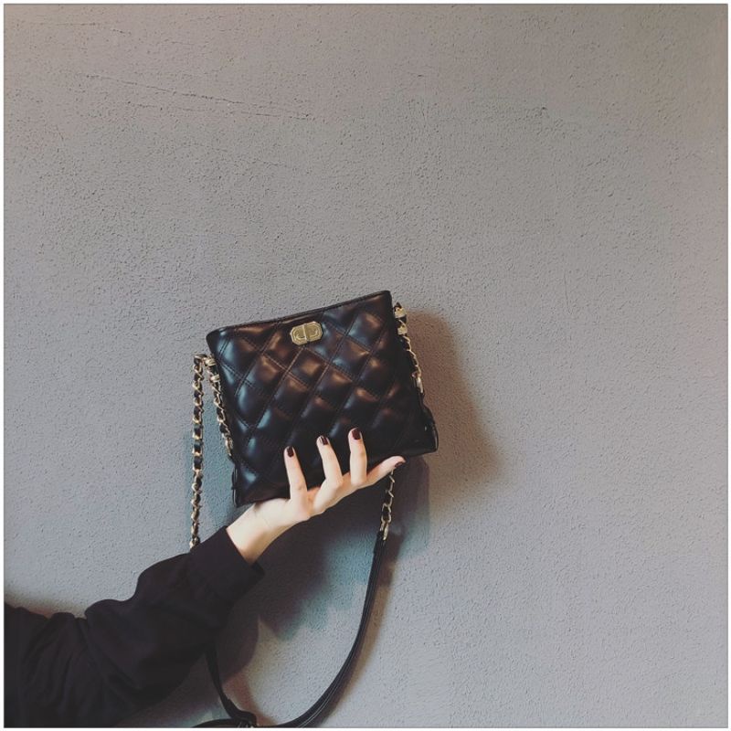 2024 Phong Cách Mới Phiên Bản Hàn Quốc Túi Messenger Phù Hợp Cao Cấp Niche Kim Cương Dây Xích Túi