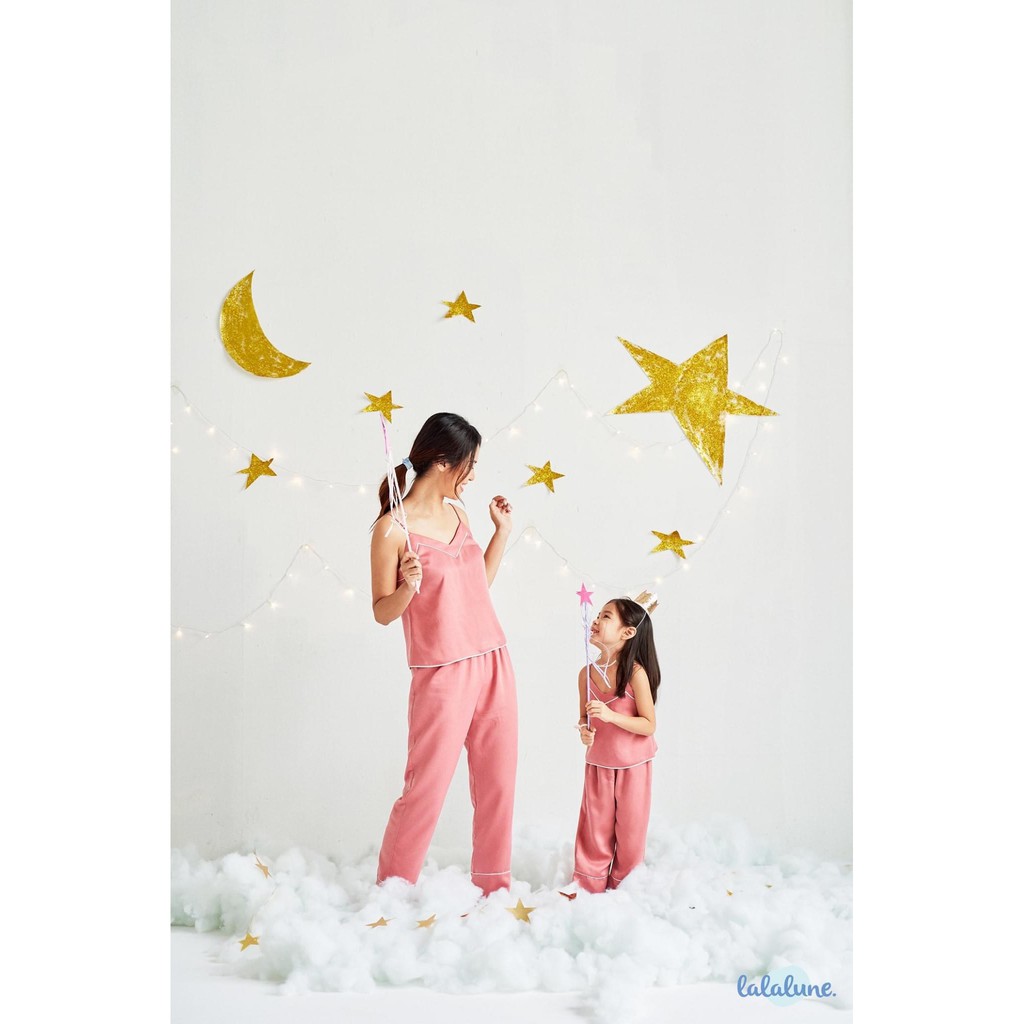 Pyjama lụa hồng hai dây lalalune cho mẹ