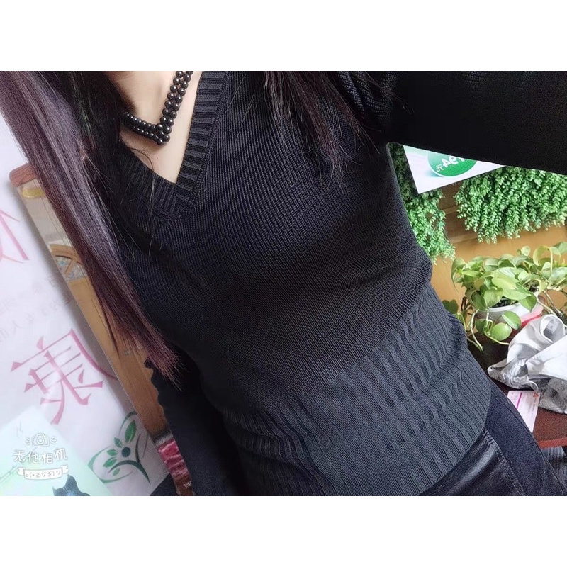 Áo len ôm eo cao dài tay cổ chữ V