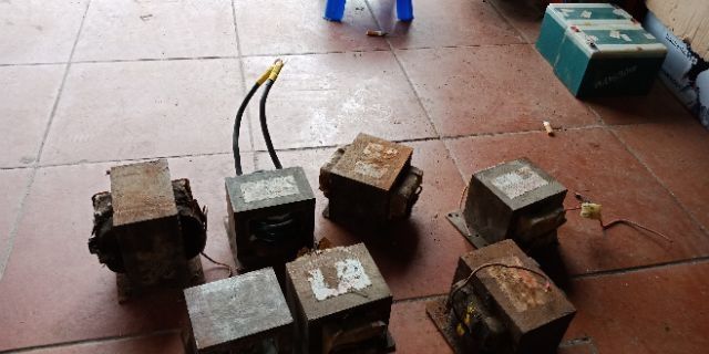 Giảm giá Biến áp lò vi sóng đục sẵn chế máy hàn cell pin.