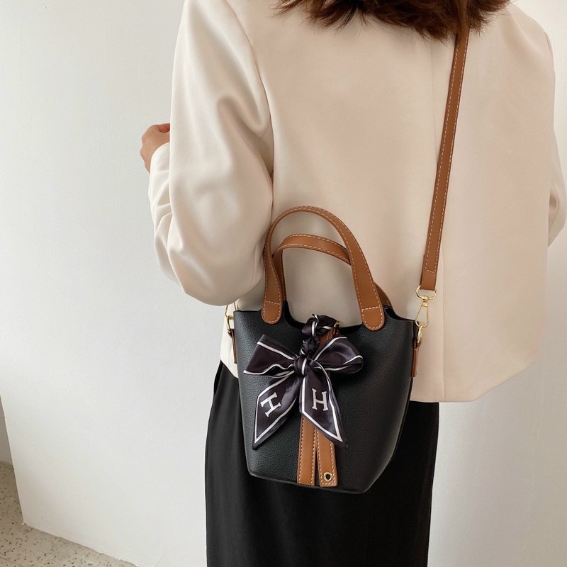 Túi Xách Quai Nâu Tặng Kèm Khăn Có Dây Đeo Chéo