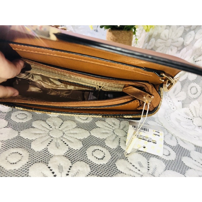 Túi clutch đeo chéo Bandolini trưng bày thanh lý