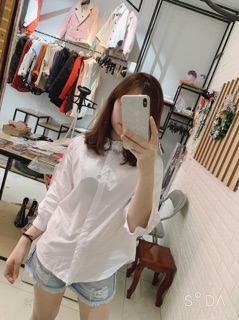 Áo sơ mi trắng cổ lá cách điệu