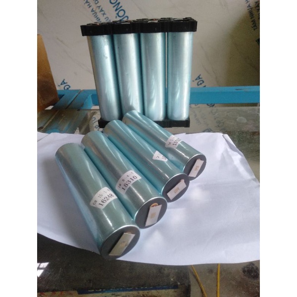 1 cell pin lifepo4 33140 3,2v_15ah max xả 250cca hàn 2 đầu kẽm ,tặng kèm khung