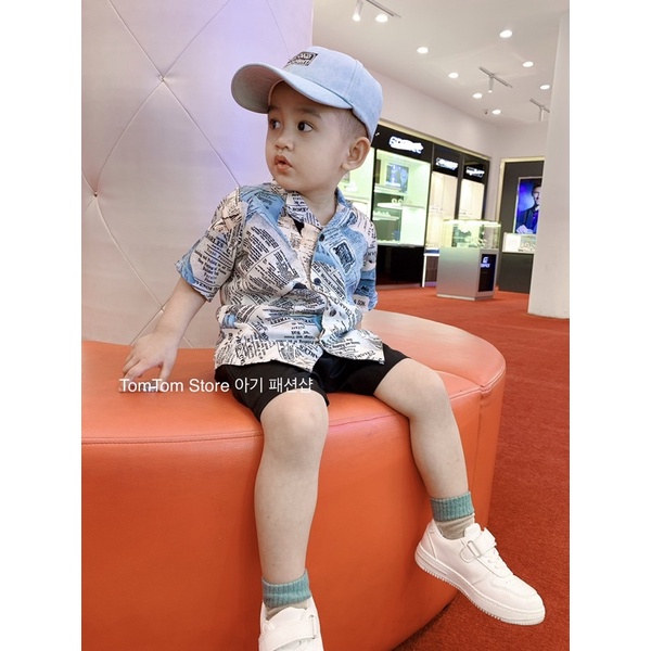 Áo sơ mi lụa ngắn tay bé trai bé gái họa tiết tờ báo phong cách Hàn Quốc