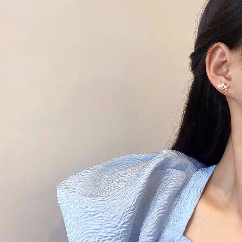 Hoa tai chữ thập nhỏ xinh