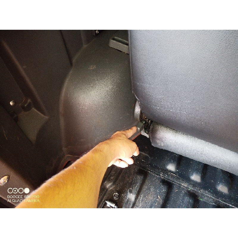 Núm chỉnh xếp ghế hàng ghế thứ 2 vị trí sau dưới  Pajero V31 V32 V33 V43 MB916611 MB975093