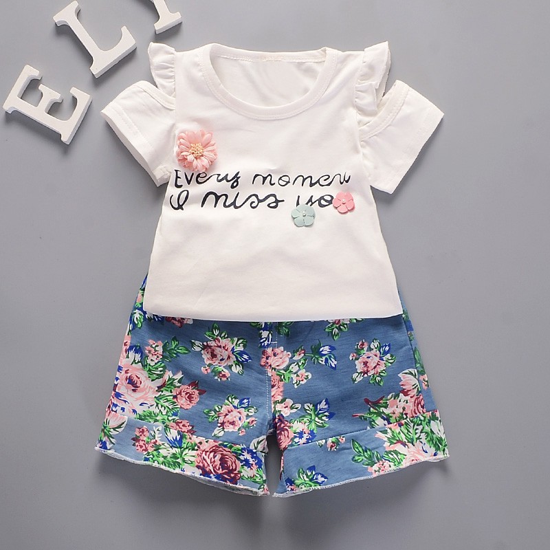 Bộ áo thun tay ngắn khoét vai in chữ + quần ngắn họa tiết hoa đáng yêu dành cho bé