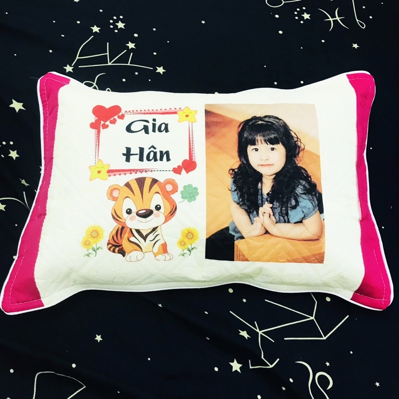 Gối in hình bé theo yêu cầu, màu hồng sữa kt 35.50cm, ruột êm mềm