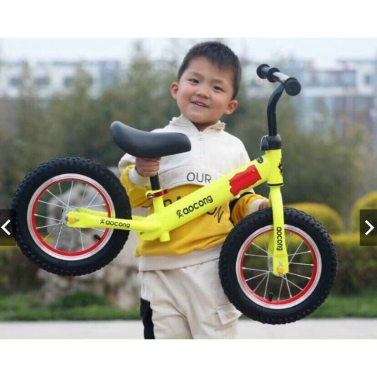Xe cân bằng bánh hơi cho bé