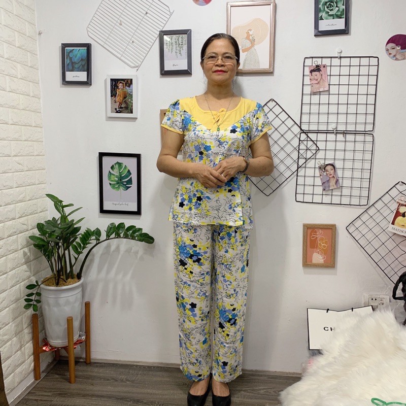 Bộ Lanh Trung Niên Cho các mẹ áo cộc tay quần dài hoạ tiết hoa phối cổ nhẹ nhàng
