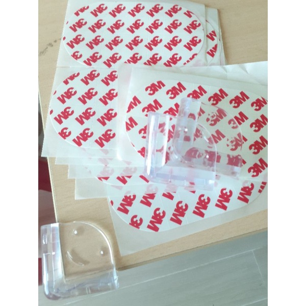 Combo 4 miếng bịt góc bàn silicon dạng vuông an toàn kèm băng keo 2 mặt giúp bám chắc vào góc bàn; cạnh giường.