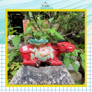 Tượng trâu gốm màu đỏ, khắc họa tiêt bông sen- Vườn Nhà Gốm