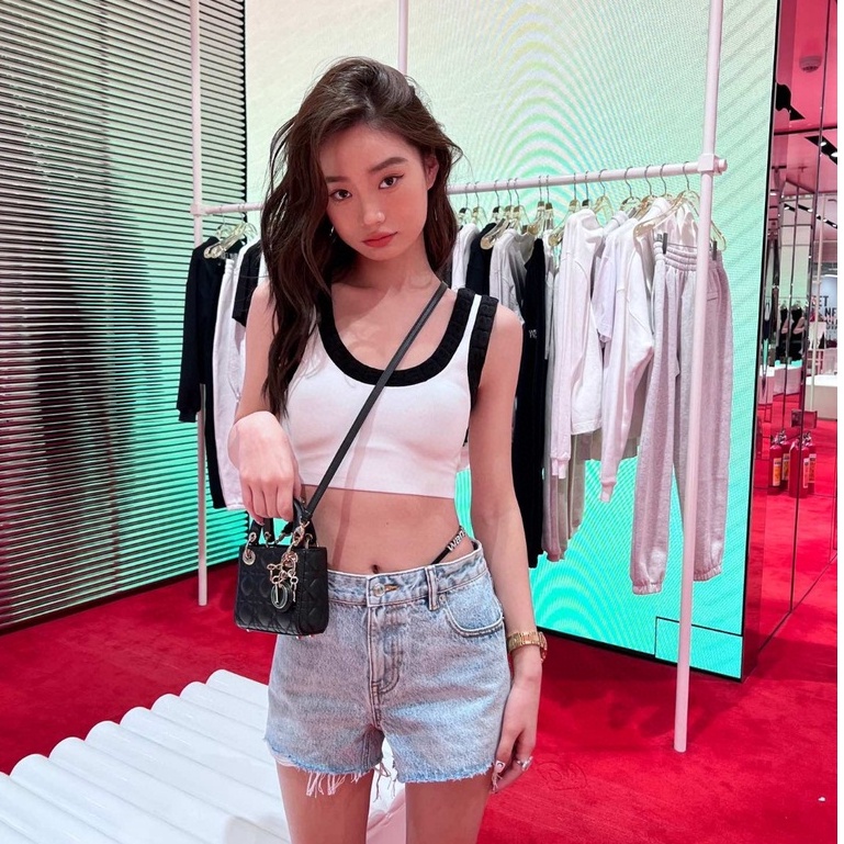 Aw 2022 Quần Short Denim Bạc Màu Eo Giữa Mới