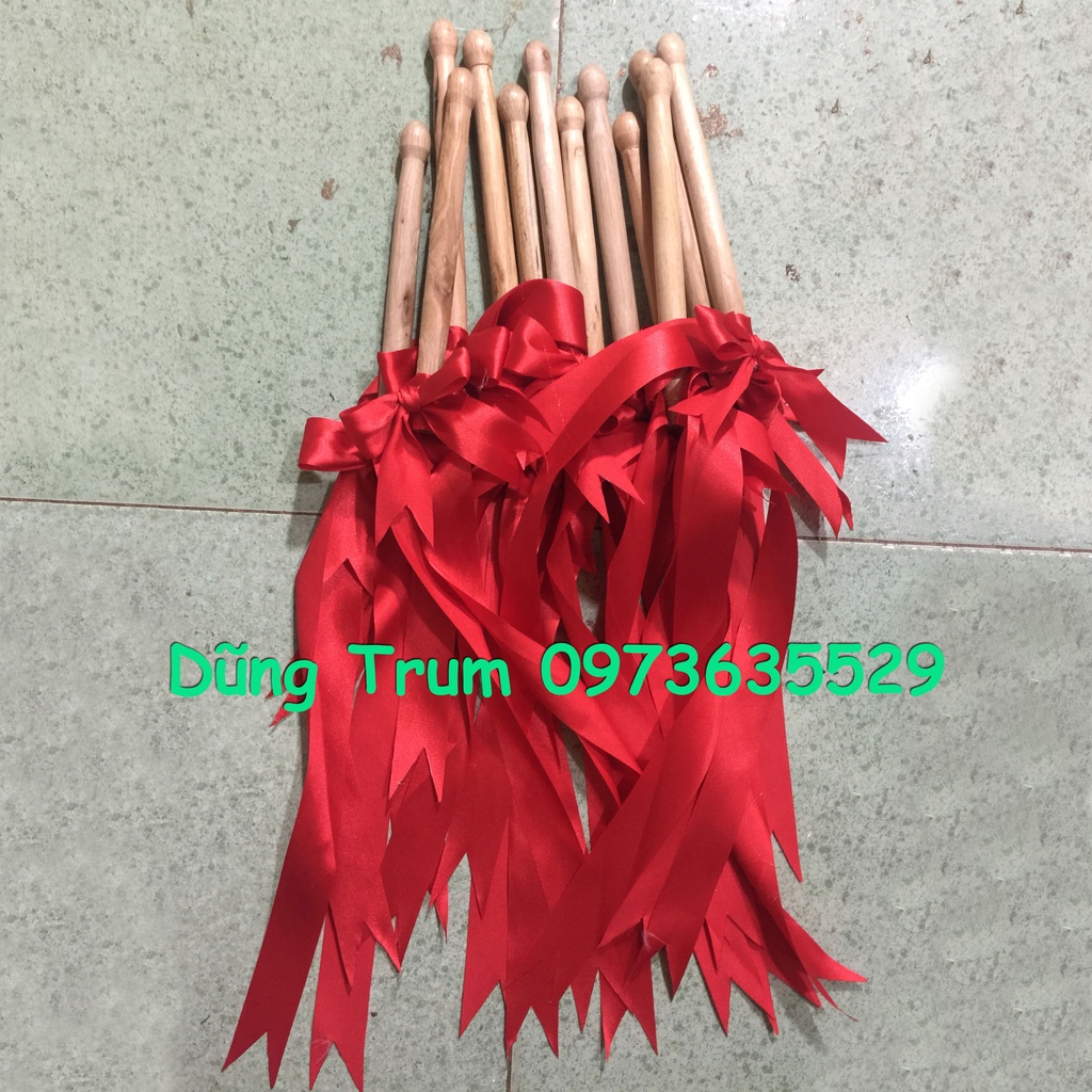 Dùi trống thắt nơ đỏ chất liệu gỗ