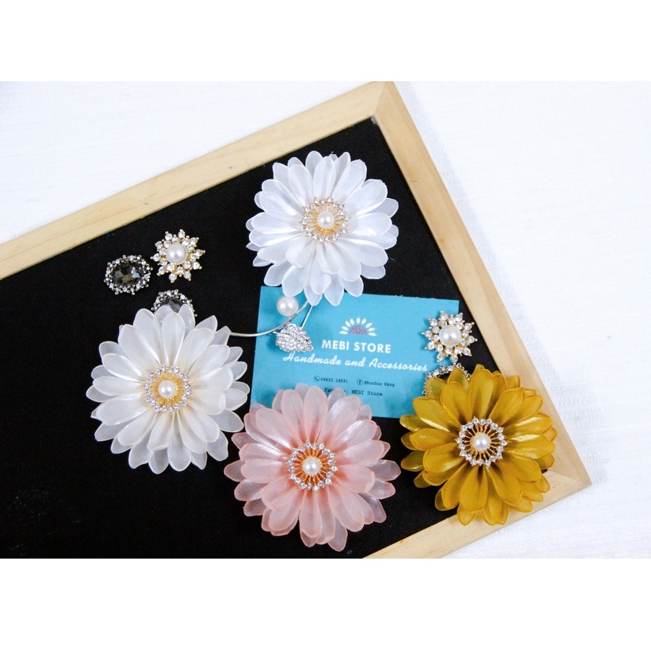 Hoa cài áo handmade MEBI mẫu hoa cúc nhụy đá rỗng mix cành trai kim liền siêu sang