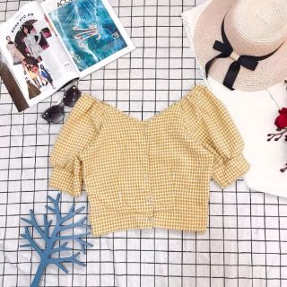 Áo trễ vai tay phồng đính nút