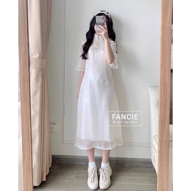 Áo dài trắng thêu hoa tay voan cách tân