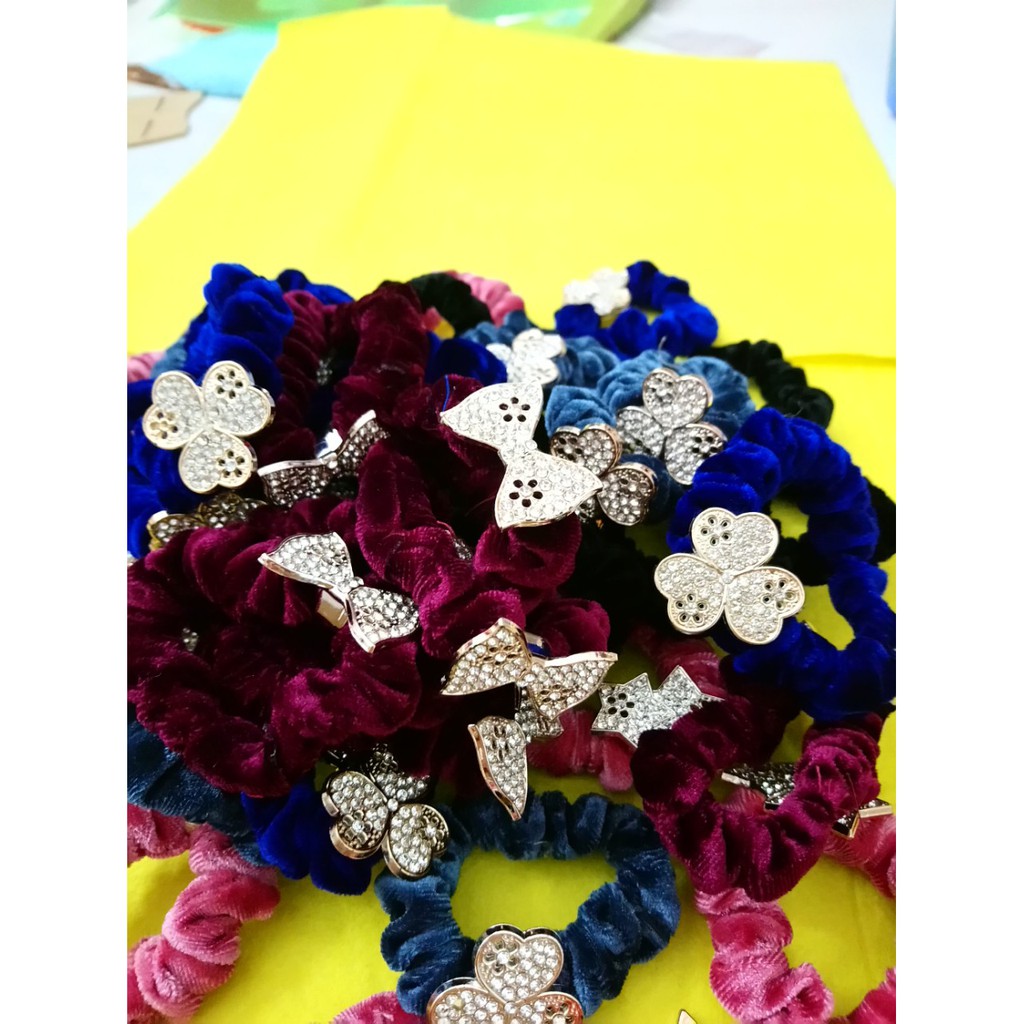 Combo 10 cột tóc nhung đính đá siêu sang như hình. Ở ngoài lấp lánh hơn hình. Lấy đủ màu ngẫu nhiên. Màu nào cũng đẹp.