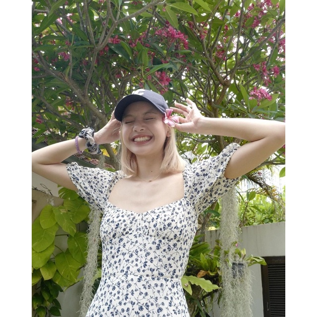 Đầm hoa nhí xanh dáng dài giống Lisa BLACKPINK