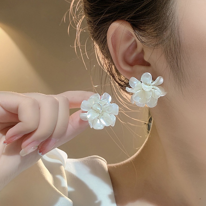 Đôi Khuyên Tai Hình Hoa Đính Ngọc Trai Thời Trang Cho Nữ