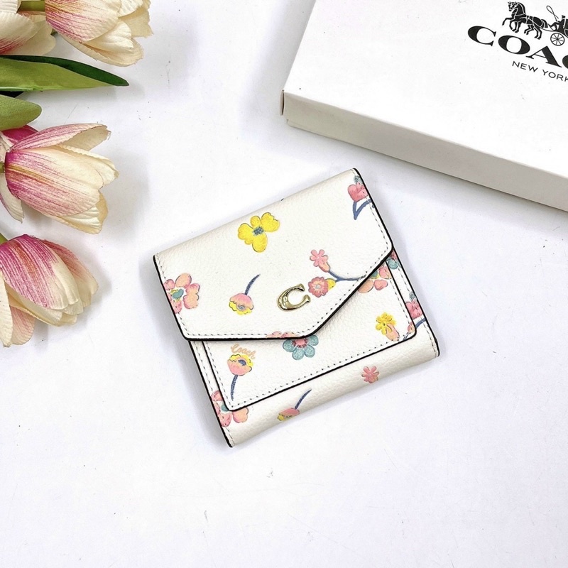 Ví Coach nhỏ nắp bì thư hoạ tiết mới