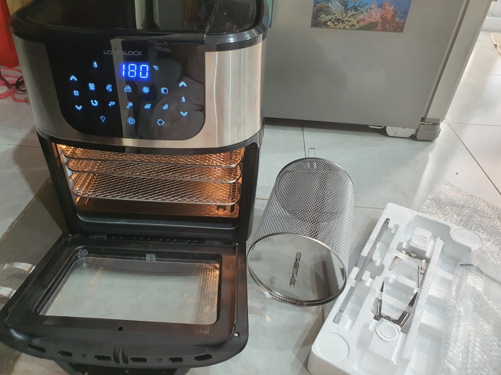 sản phẩm này có một bảng điều khiển màn hình cảm ứng lớn