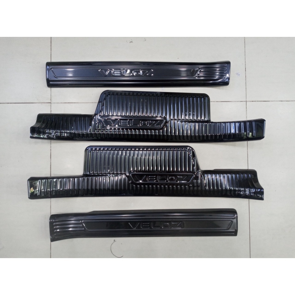 Ốp Bậc Cửa XeToyota Veloz 2022 2023 Mẫu Titan Cao Cấp trang trí chống xước bậc cửa xe
