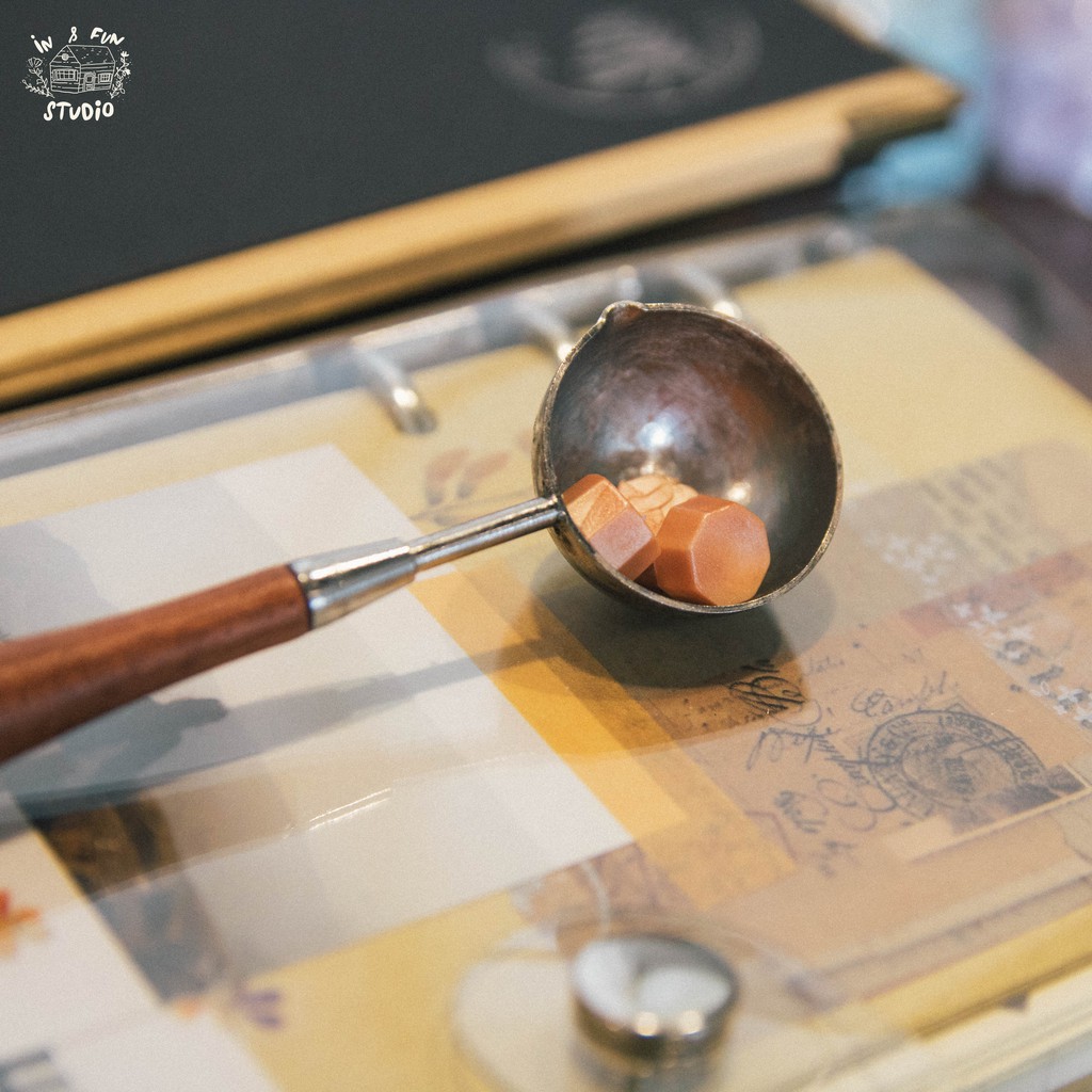 Thìa Cán Gỗ Nung Sáp Đóng Dấu